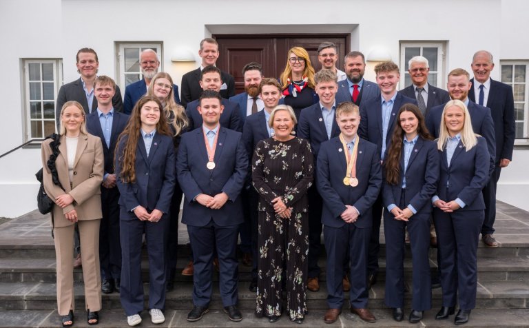 Fulltrúar Íslands í Herning með forseta Íslands á tröppum Bessastaða. Mynd: Félag iðn- og tæknigrein…