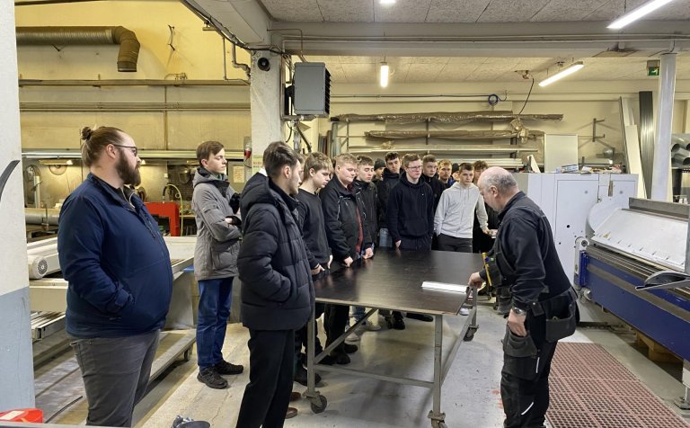 Lúðvík Áskelsson blikkari í Blikkrás upplýsir nemendur grunndeildar málmiðnaðar í VMA um ýmsa töfra …