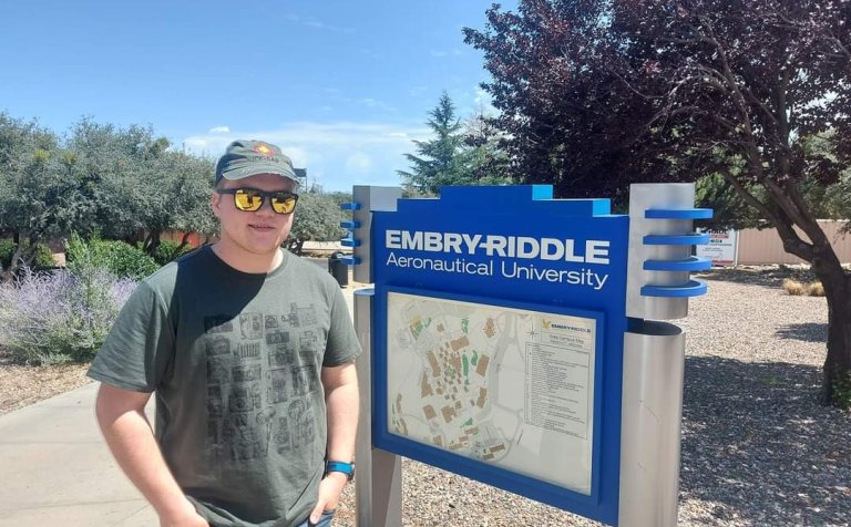 Sigurður Bogi við skilti háskólans í Arizona.