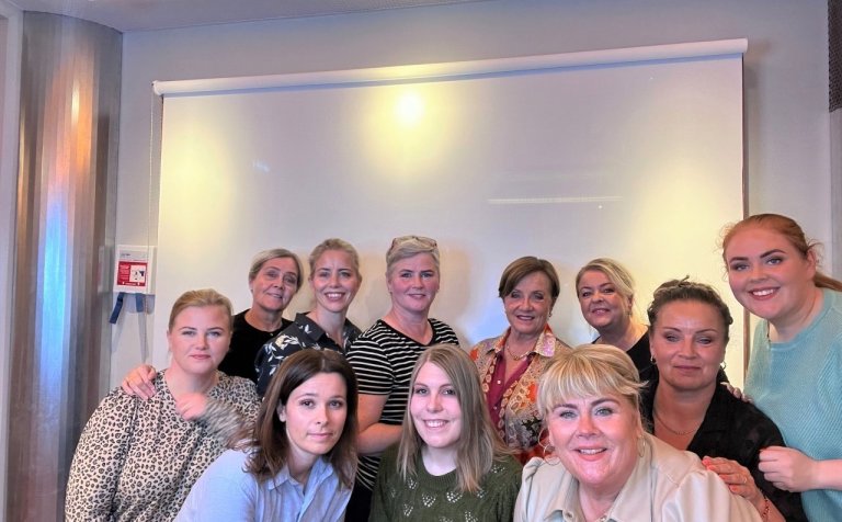 Margrét með þátttakendum á snyrtinámskeiði í VMA