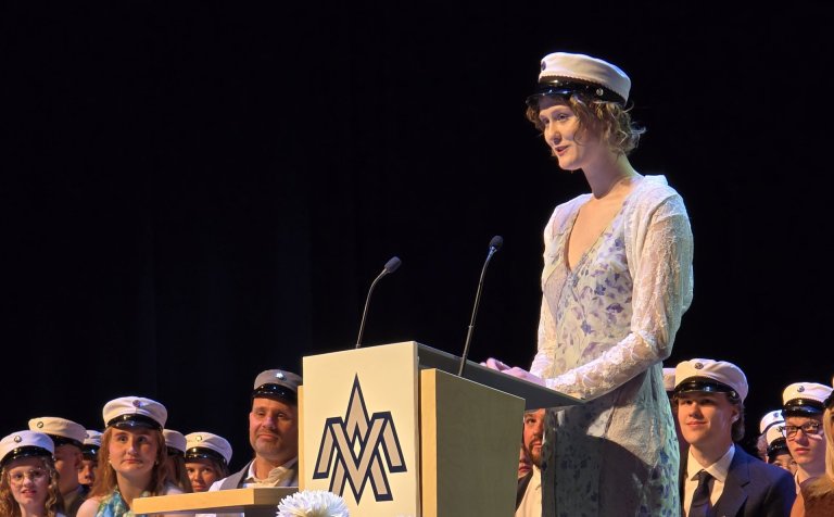 Hafey Hvítfeld Garðarsdóttir flytur ávarp brautskráningarnema í Hofi í dag.