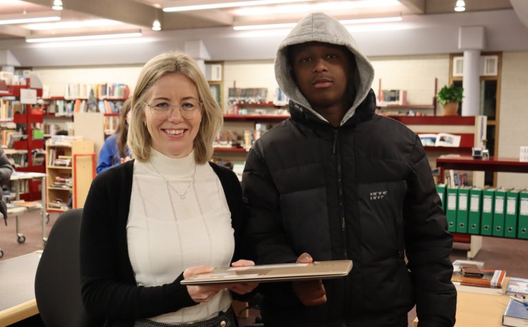 Hanna Þórey og Steven Kibira með tölvuna góðu.