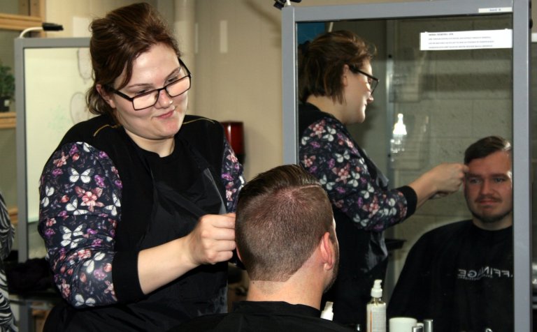 Halldís Gríma snyrtir módelið sitt.