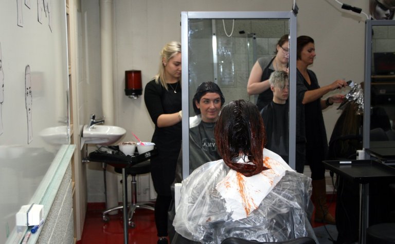 Útskriftarnemar undirbúa tískusýninguna.