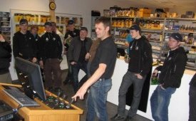 Sölumaður Naust marine sýnir hópnum togvinduhermi