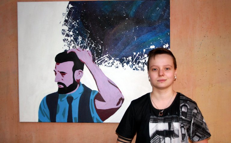 Hjörtur Benediktsson við verkið sitt.