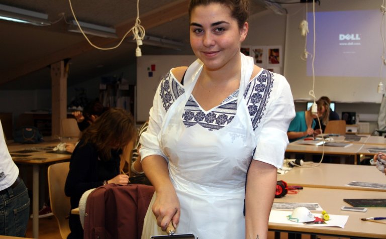 Valgerður í verklegum tíma á listnámsbrautinni.