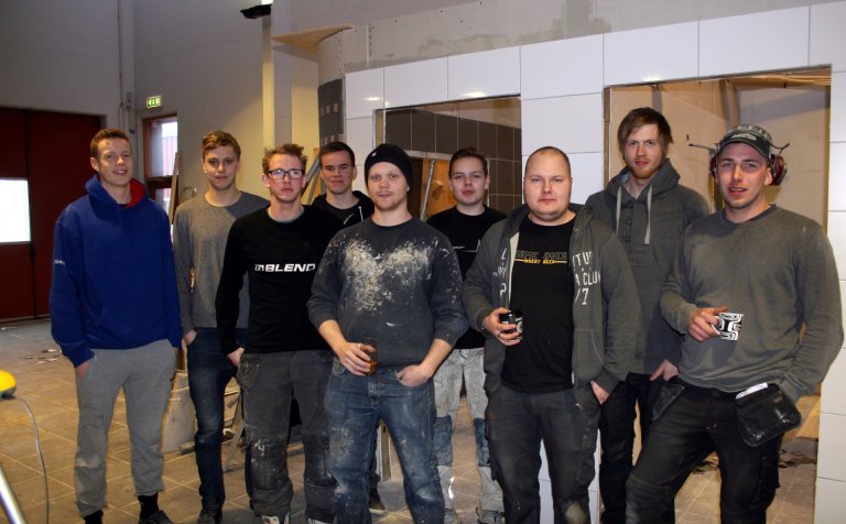 Níu af tólf nemendum sem nú eru að læra múriðn.