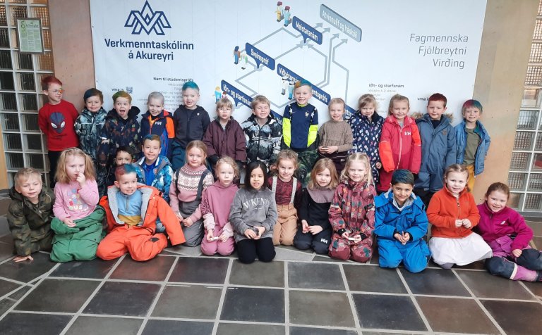 Kátir krakkar frá leikskólanum Lundarseli.