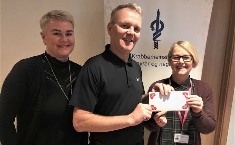 Hörður afhendir KAON peningagjöfina.