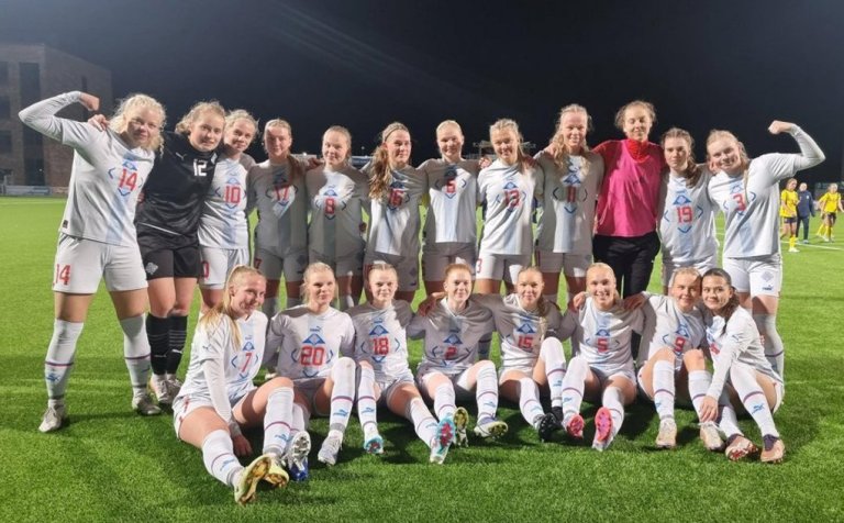 Eftir sigurleikinn gegn Svíum. Mynd: KSÍ