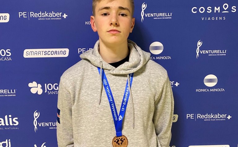 Gísli Már Þórðarsson með bronsverðlaunin sín.