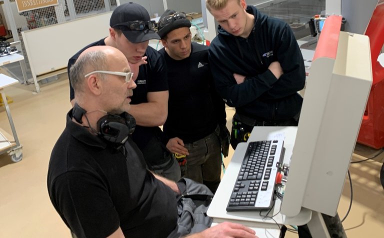 Tölvustýringin útskýrð fyrir nemendum VMA.