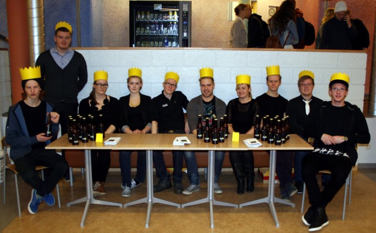 Með kórónu á höfði að kynna Kónginn í Gryfjunni.