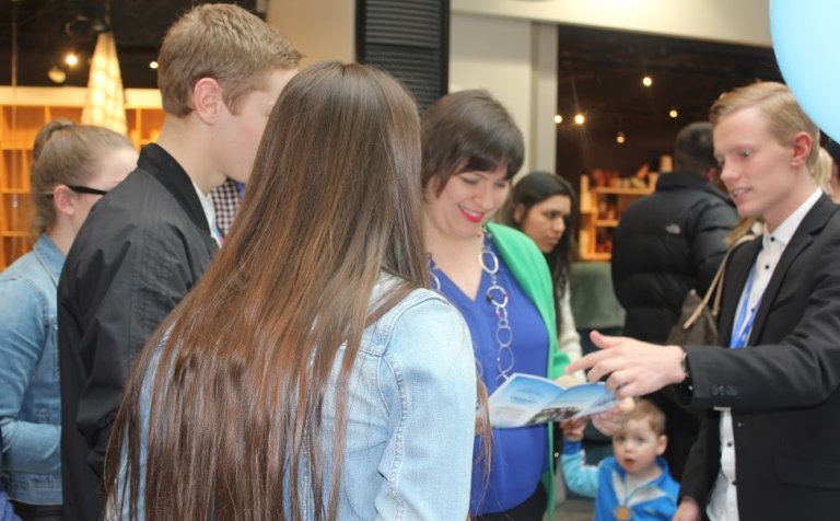 Ferðafiskur kynntur fyrir Elizu Red forsetafrú.