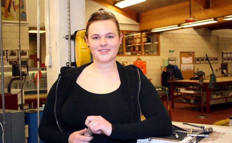 Íris Arngrímsdóttir í málmiðnaðarsalnum í VMA.