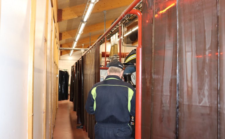 Hlífðartjöldin komin upp í málminum.