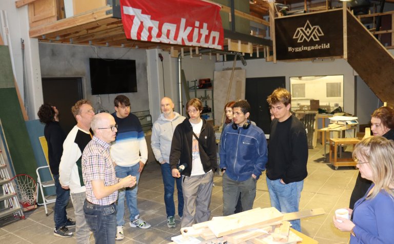 Jóhannes Árnason fræðir gestina um byggingadeild.