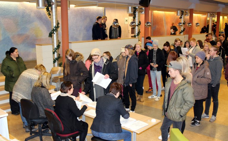 Stundatöflur afhentar í Gryfjunni í gær.