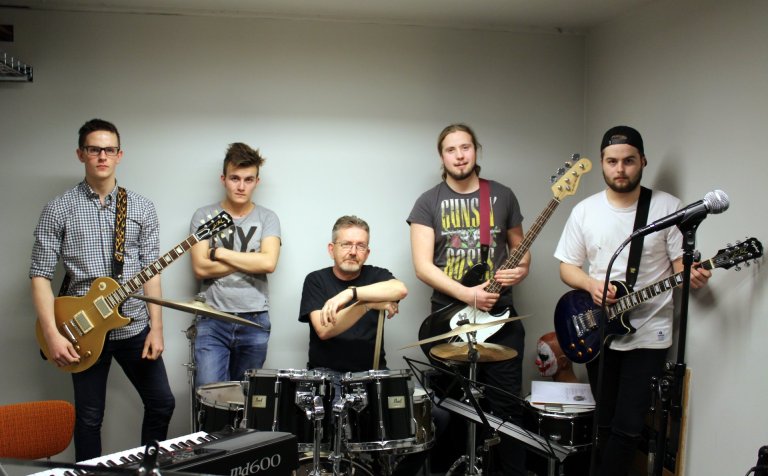 Leibbi við trommusettið með hljómsveitarfélögunum.