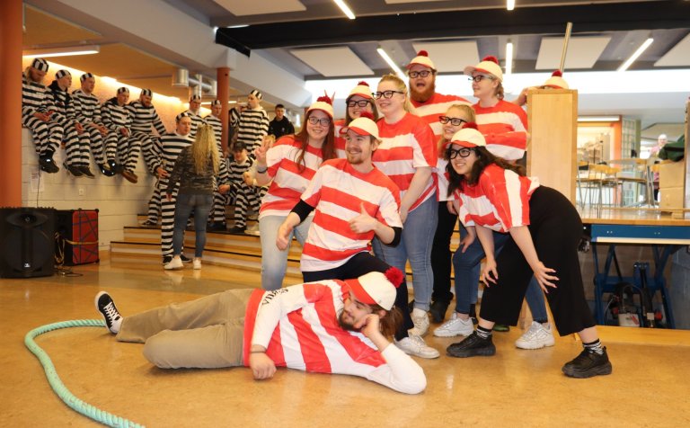 Nemendur á listnámsbraut. Vélstjórnarnemar fjær.