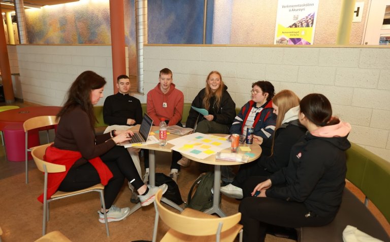 Einn af umræðuhópunum fer yfir málin í Gryfjunni.