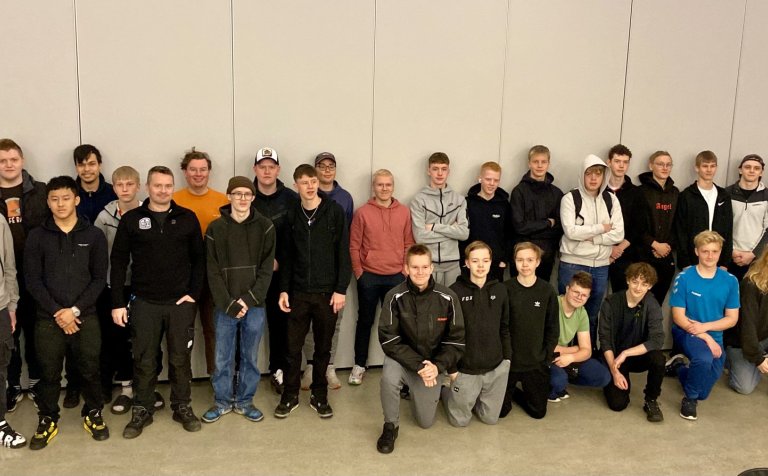 Nemendur í grunndeild rafiðna í VMA þegar vinnubuxurnar voru afhentar. Lengst til hægri er Þór Pálss…