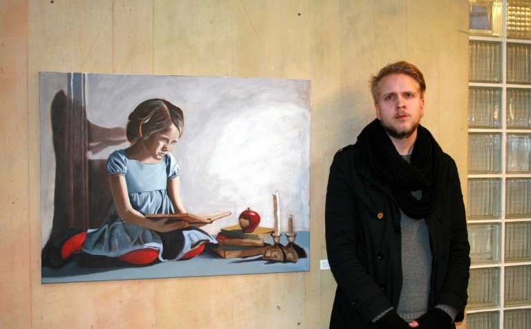 Stefán Óli Bessason við raunsæismálverkið sitt.