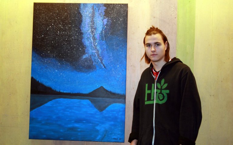 Hreiðar Kristinn Hreiðarsson við akrílverkið sitt.