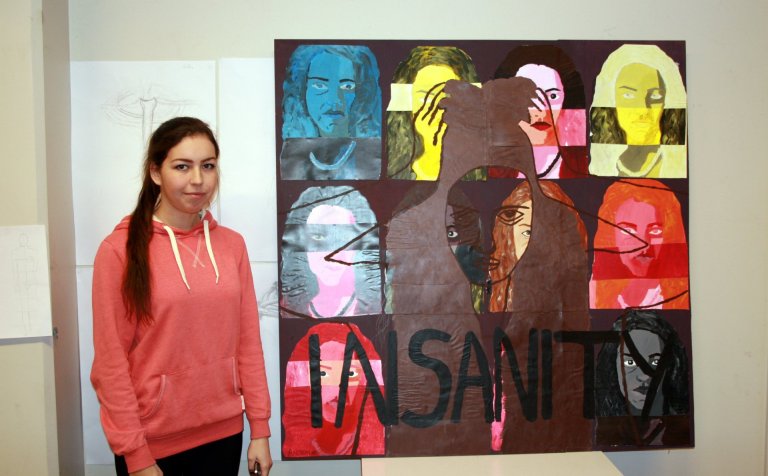 Andrea Lind við mynd sína Insanity.