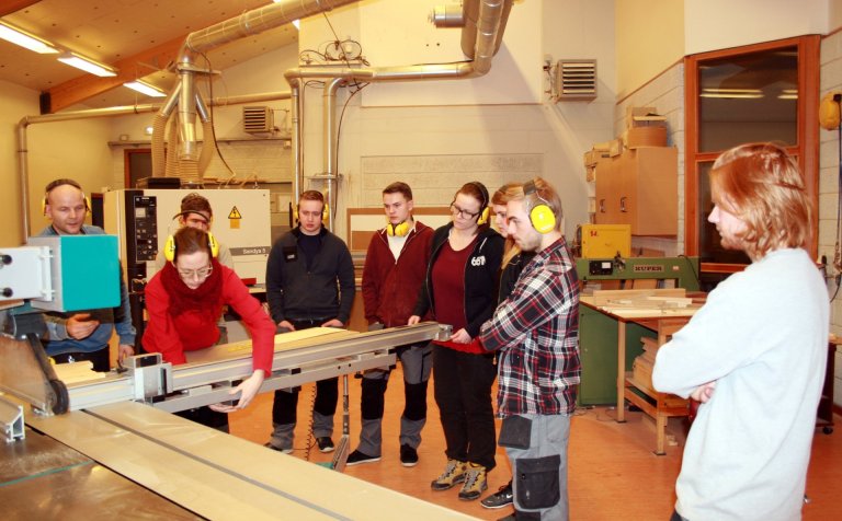 Ketill Sigurðsson leiðbeinir nemendum í VTS 103.