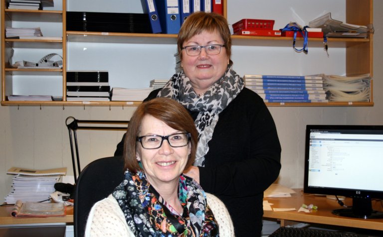 Una (standandi) og Valgerður á skrifstofu VMA.