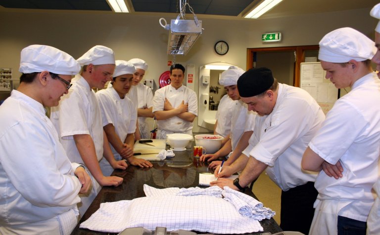 Kokkarnir fara yfir skipulag kvöldsins með Ara H.