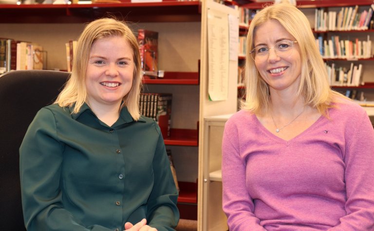 Bókasafnskonurnar Dagný (t.v.) og Hanna.