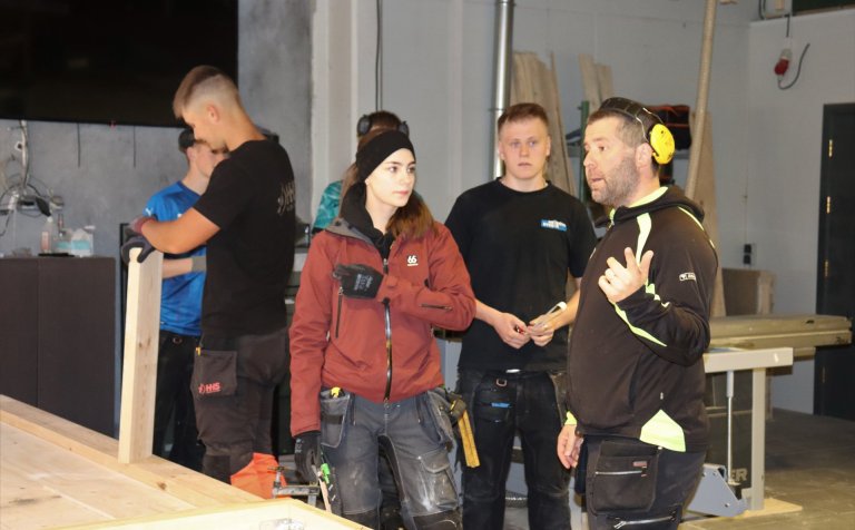 Bragi Óskarsson fer yfir málin með nemendum.