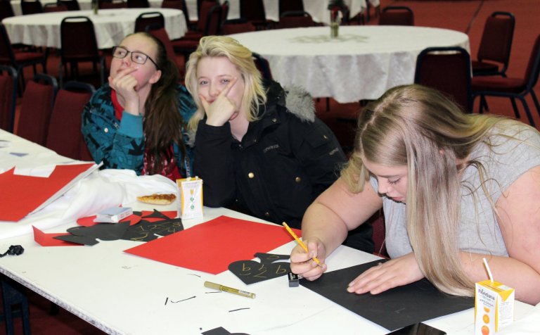 Stund milli stríða í skreytingunum í Höllinni.