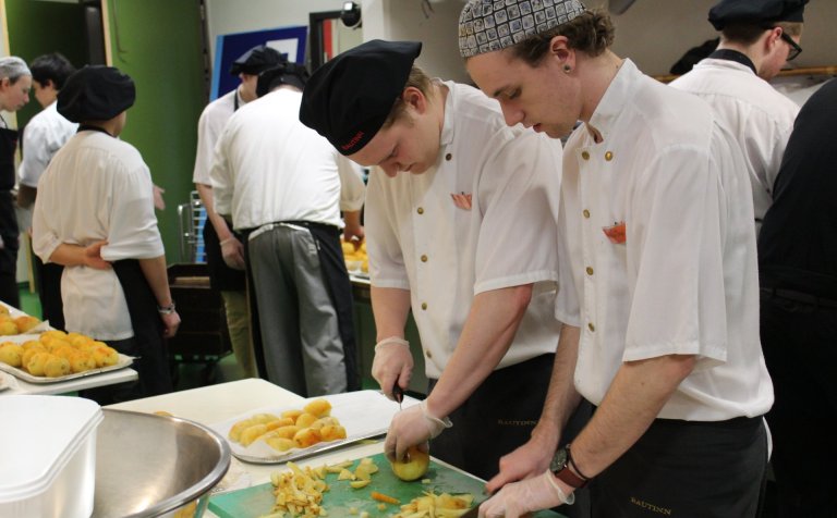 Mikið að gera að tjaldabaki.