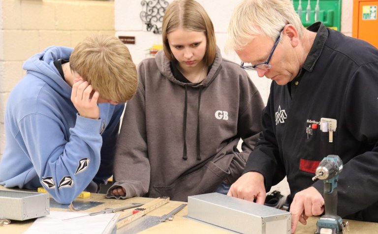 Hörður fer yfir málin með nemendum.