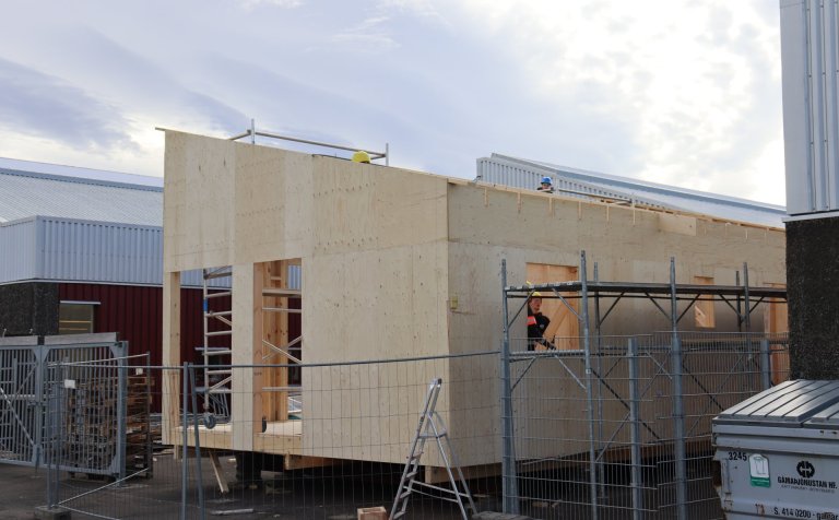 Búið að púsla saman veggjum og gólfi hússins.