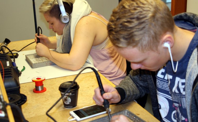 Nemendur í grunndeild rafiðna æfa sig að lóða.