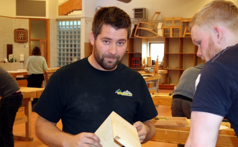 Bragi er hér að leiðbeina nemendum í grunndeild.