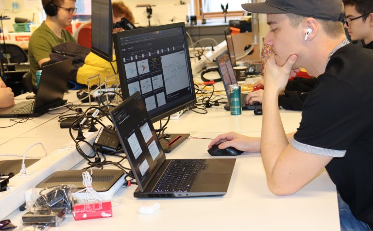 Í þungum þönkum í rafeindavirkjuninni.