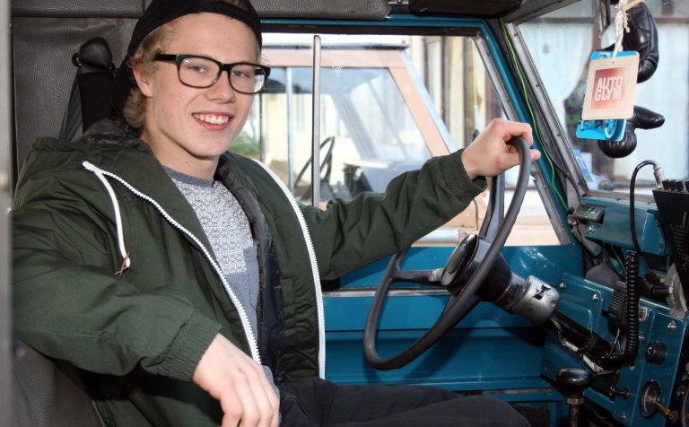 Stoltur undir stýri í Land Rover '67.