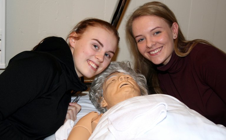 Brugðið á leik með sjúklingadúkkunni.