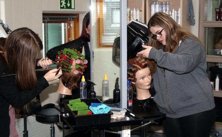 Sjúkraliðanemar setja rúllur í hár.