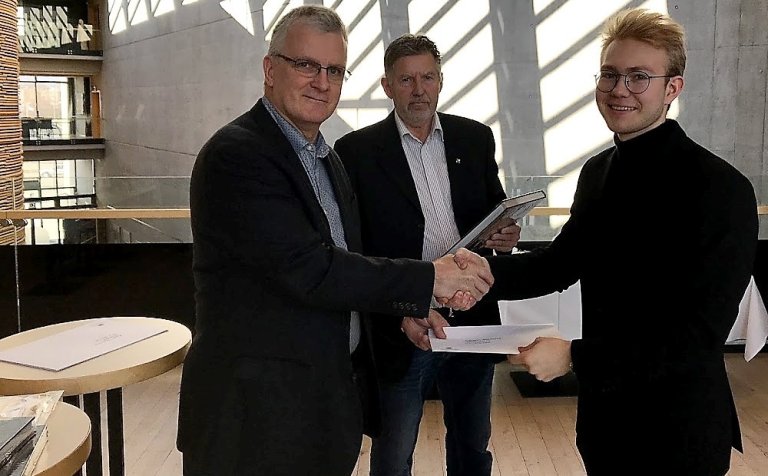 Jóhannes rafeindavirki tekur við sveinsbréfi sínu.