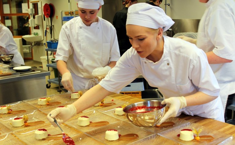 Lokahönd lögð á skreytingu eftirréttarins.