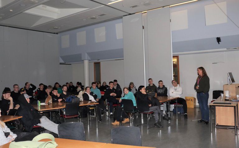 Hrönn Brynjarsdóttir ræðir við nemendur VMA.