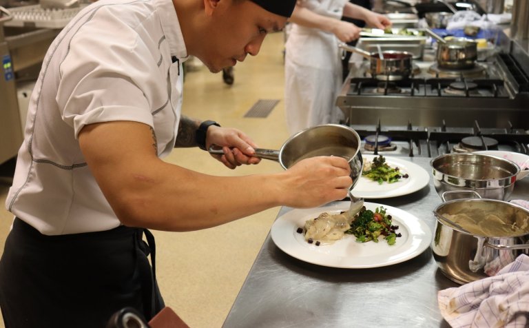 Lokahönd lögð á aðalréttinn - gómsæta ýsu.