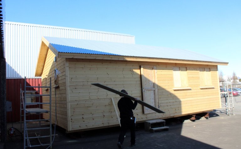 Sumarbústaðurinn stendur við byggingadeildarhúsið.